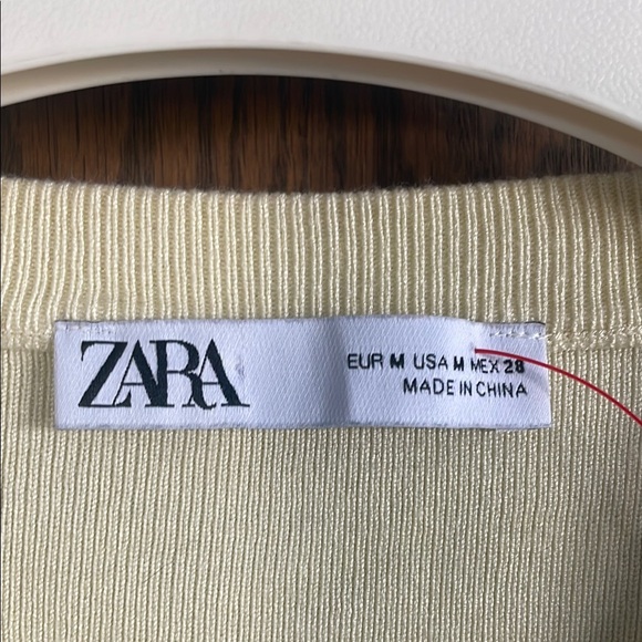 Zara Pale Yellow Ruffle Sweater with balloon sleeves - Picture 4 of 4